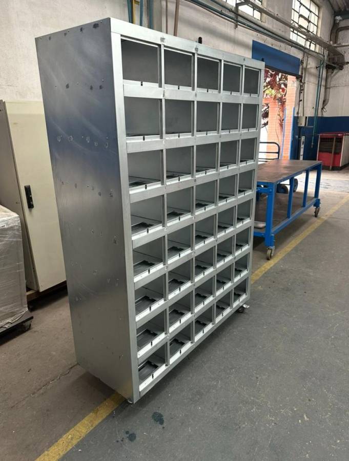 Rack Metálico com Compartimentos — Vista Lateral